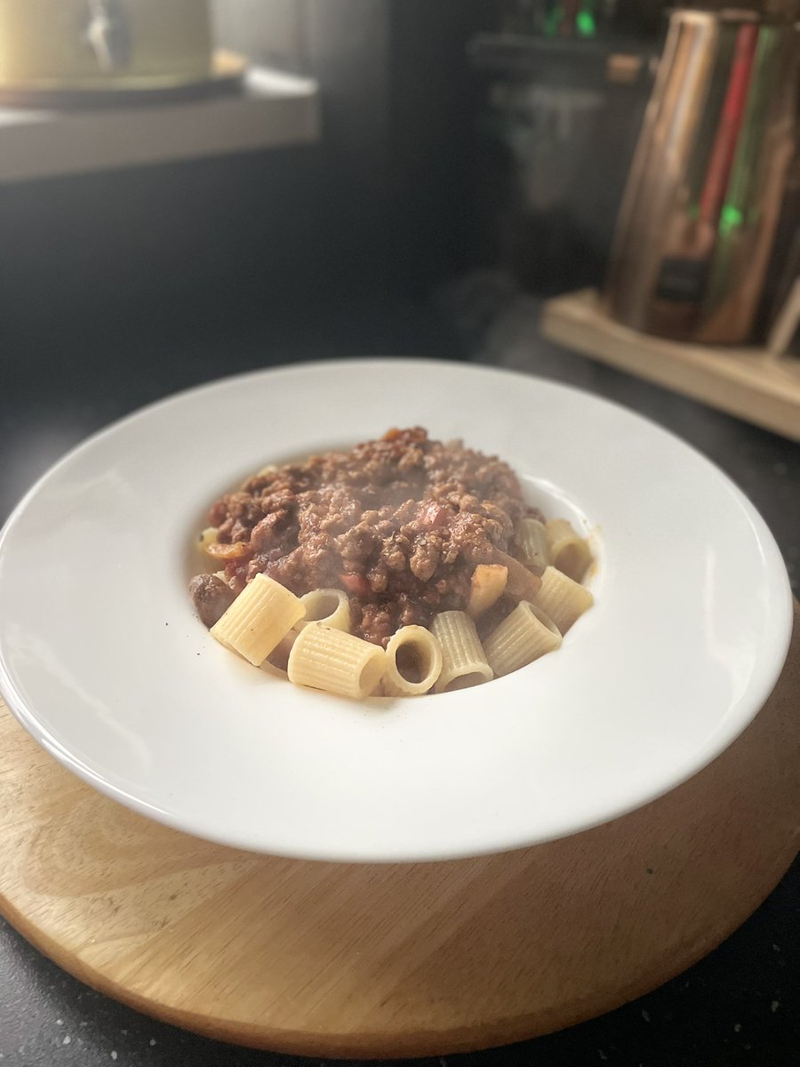 devereux1655's tweet image. Todays plate of choice is simple and elegant- homemade spag Bol for tea- yum #crockery #meals #food #white 🍝