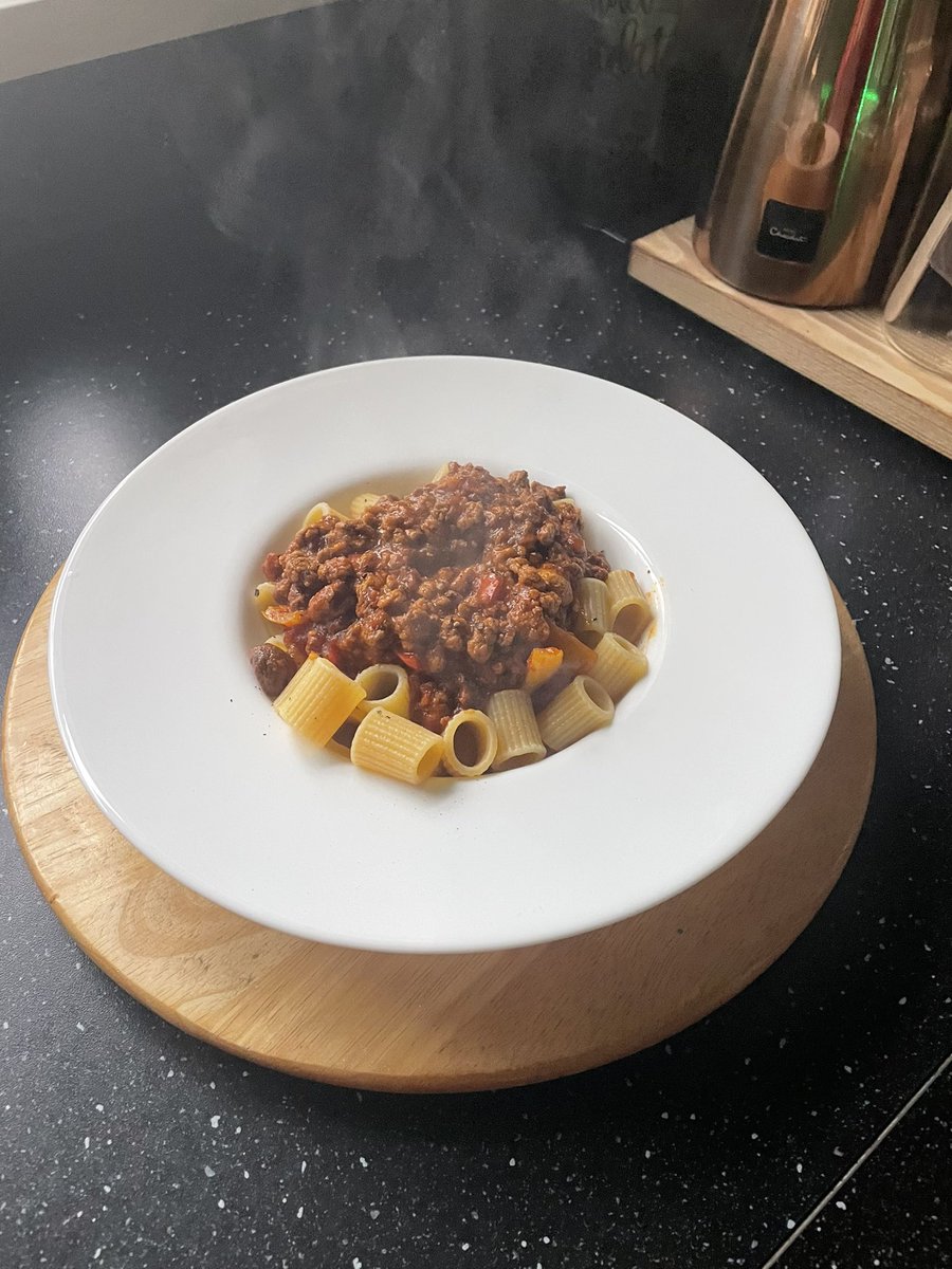 devereux1655's tweet image. Todays plate of choice is simple and elegant- homemade spag Bol for tea- yum #crockery #meals #food #white 🍝