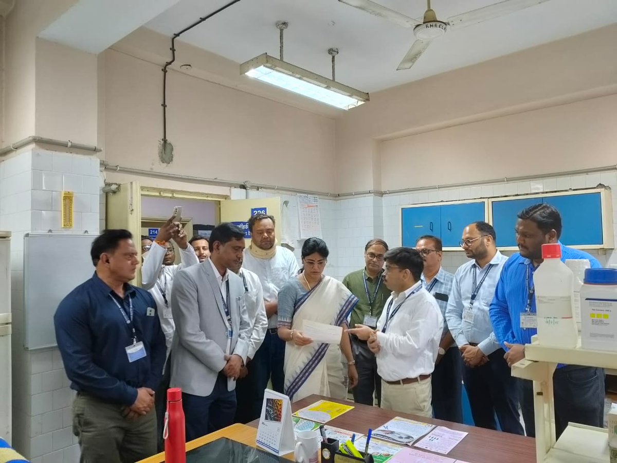 NITHR_Jabalpur's tweet photo. The Hon’ble Minister emphasized the integrating cultural practices and traditional
knowledge with innovation, technology-enabled solutions, disease surveillance and
coordinated efforts to build trust among the tribal population  to strengthen healthcare delivery. https://t.co/Tw26JadcO0