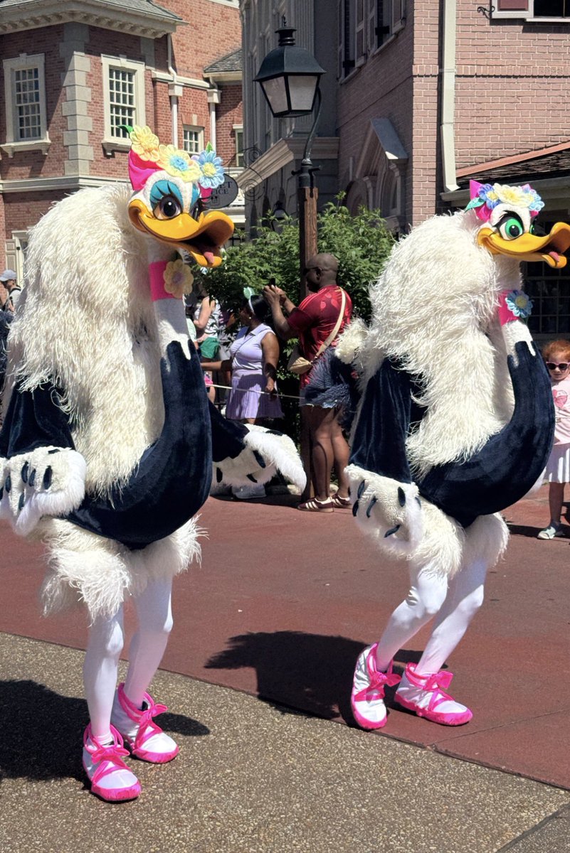 CharactersPBlog's tweet photo. Our friends at @DisCharCentral shared report of the Easter pre-parade, on their Instagram story. New float arrangements for this year with Clara Cluck joining Clarabelle, Thumper, Miss Bunny, Marie and Clarice on a central float (she used to have her own float). ✨💫
#DisneyParks https://t.co/eqLDTmtWec