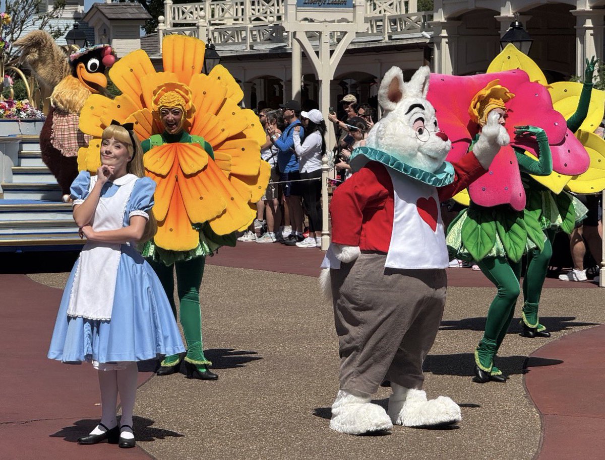 CharactersPBlog's tweet photo. Our friends at @DisCharCentral shared report of the Easter pre-parade, on their Instagram story. New float arrangements for this year with Clara Cluck joining Clarabelle, Thumper, Miss Bunny, Marie and Clarice on a central float (she used to have her own float). ✨💫
#DisneyParks https://t.co/eqLDTmtWec