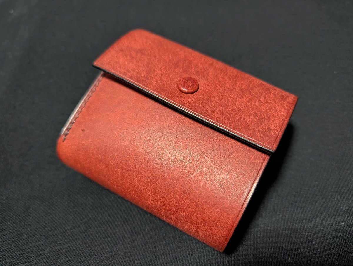 kanakana_horse's tweet image. リュテスのコンパクト三つ折り財布 “Spina Type1”です
外装プエブロコッチネーラ、内装リスシオプルーニャ、ブラックでパターンオーダーしました

プエブロの財布を探していてこちらに行き着きました
プエブロもリスシオもしっとりしててさわり心地とてもいいです

#リュテス #プエブロ #リスシオ