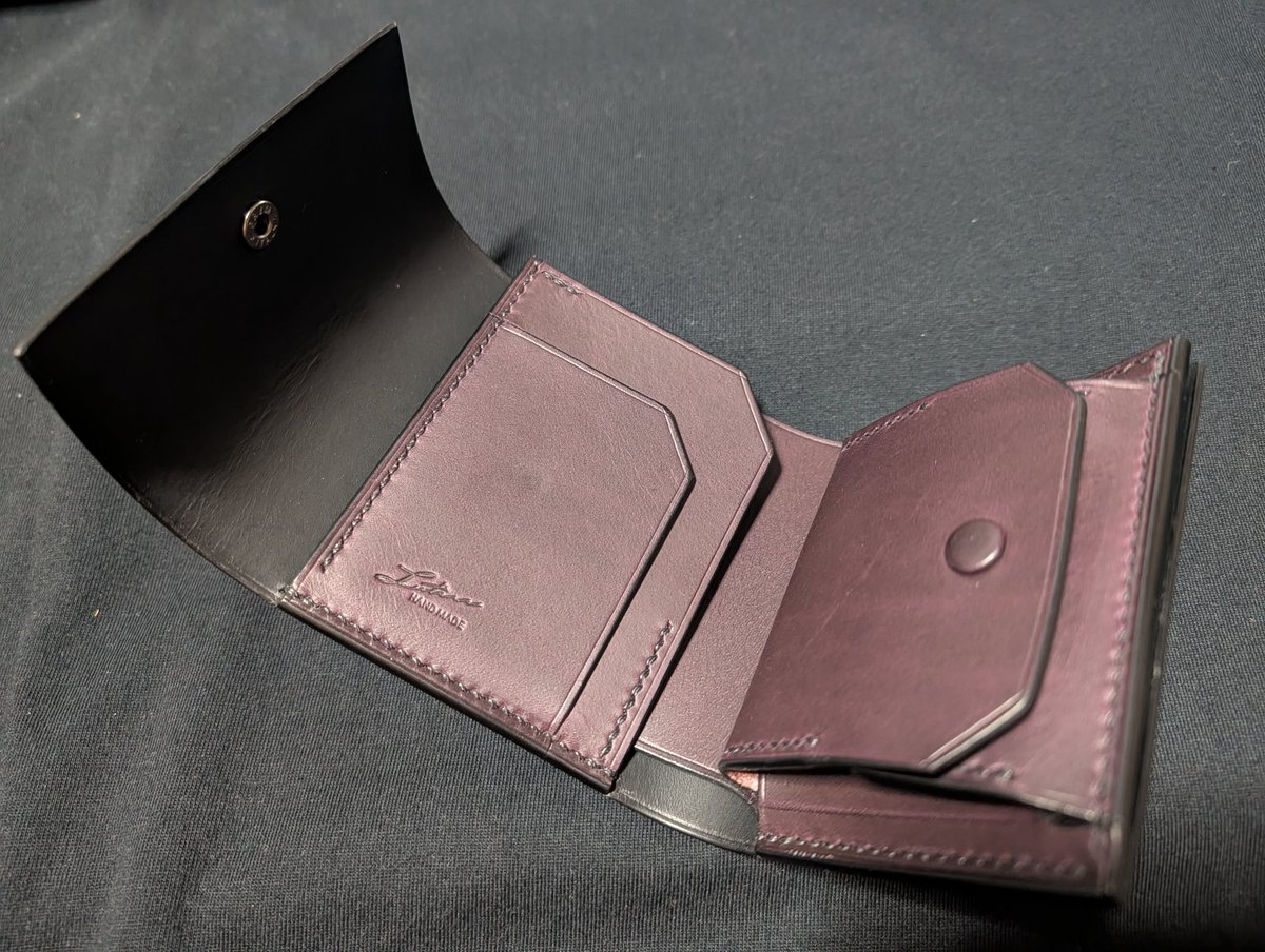 kanakana_horse's tweet image. リュテスのコンパクト三つ折り財布 “Spina Type1”です
外装プエブロコッチネーラ、内装リスシオプルーニャ、ブラックでパターンオーダーしました

プエブロの財布を探していてこちらに行き着きました
プエブロもリスシオもしっとりしててさわり心地とてもいいです

#リュテス #プエブロ #リスシオ