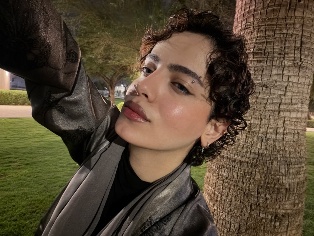 I desire violently tweet media