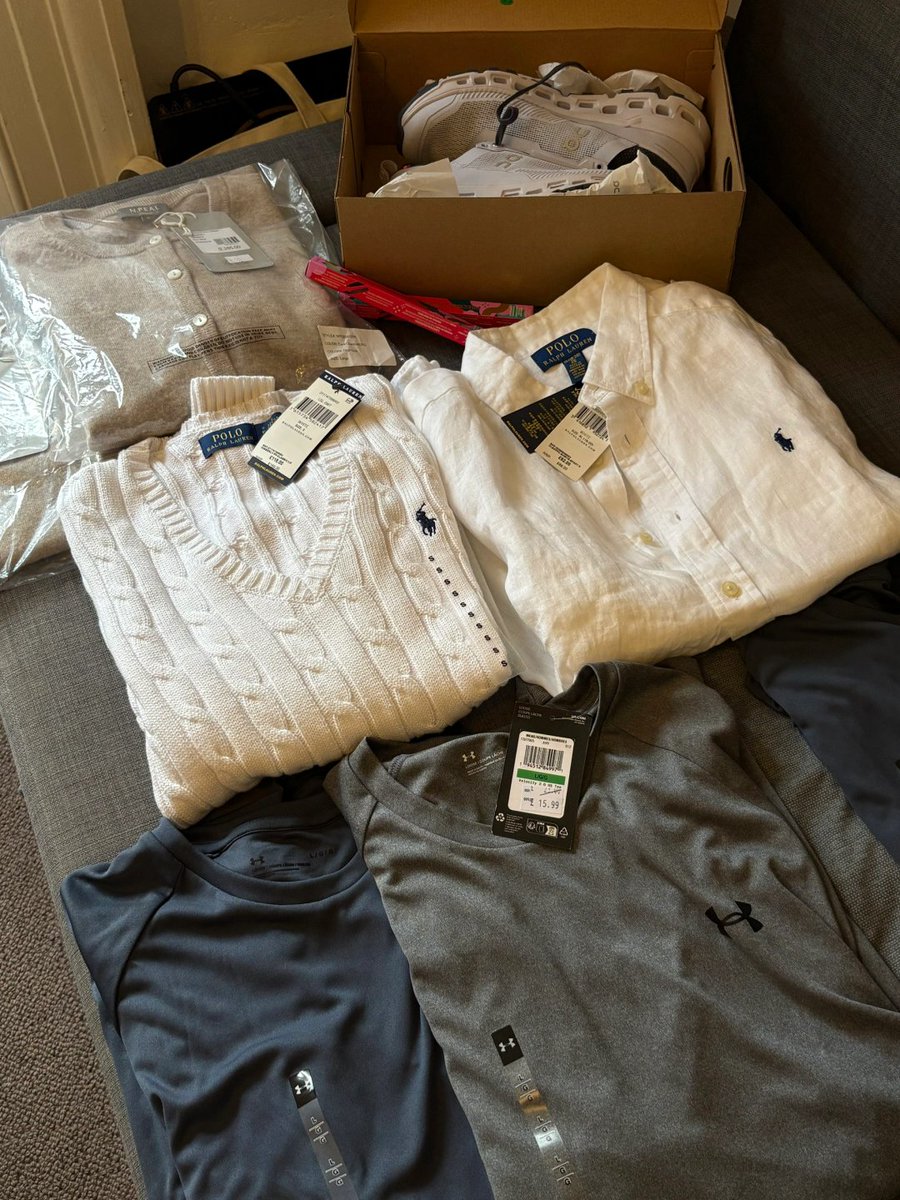 lzzyl058's tweet image. Retail therapy level: Expert 👕🛍️ Scored Under Armour kicks, Polo sweaters, and more on this sunny street haul! #ShoppingSpree #NewGear