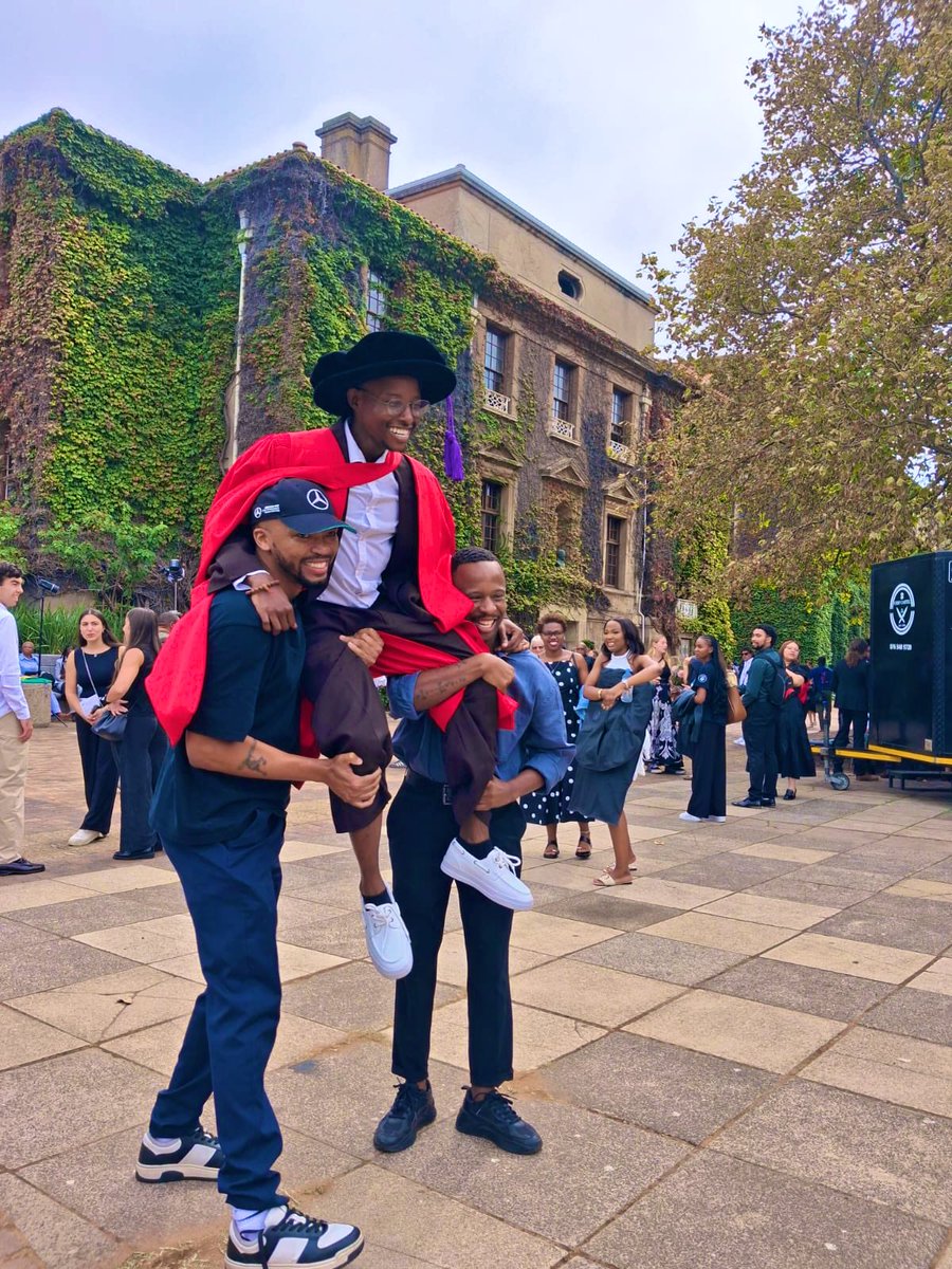 Mo_esq's tweet photo. Younger brother graduated PhD in Mathematics at UCT. Proud of this man. @UCT_news  @UCTpostgrads https://t.co/zS6rTx0WLe