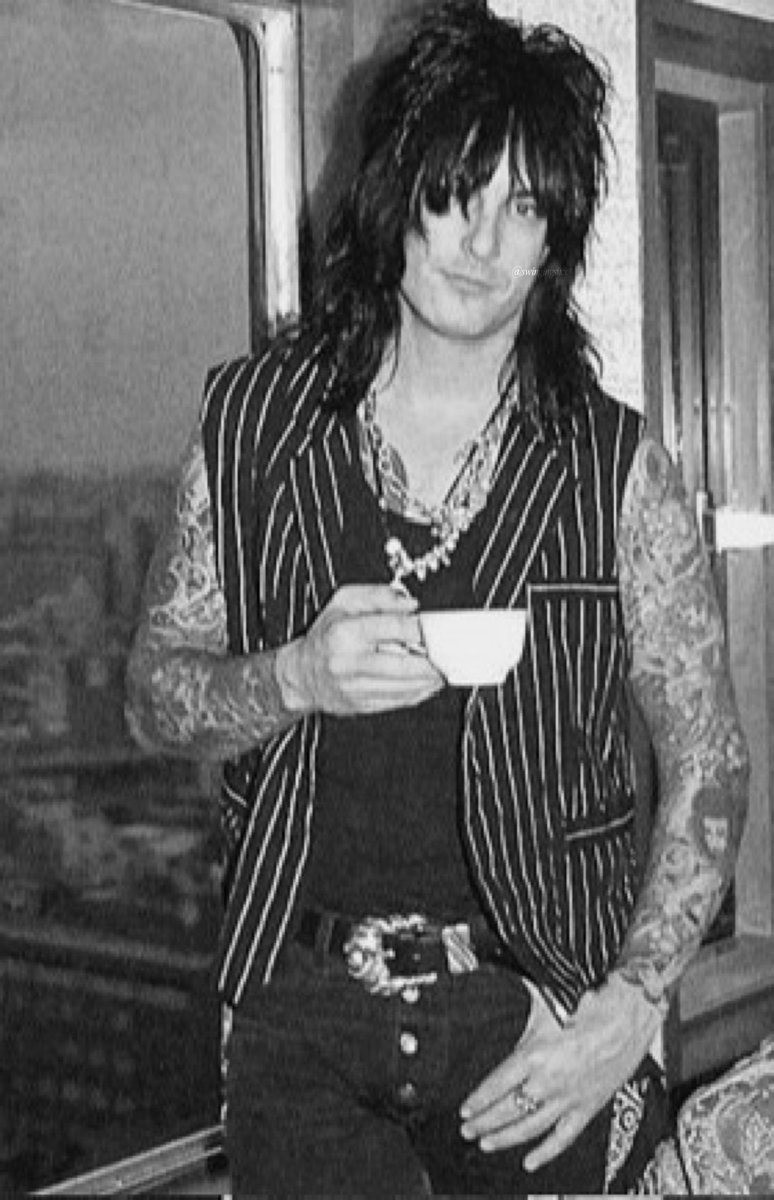 swingingsixx's tweet photo. ⟢ @NikkiSixx ˎˊ˗ circa 1994, these are some of my favourite photos! ᢉ𐭩 https://t.co/Dag3r6Yy0R