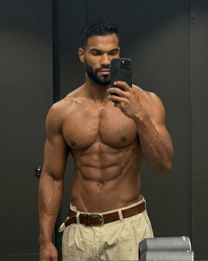 itsviktormodel's tweet photo. Just taking some mirror shots, thinking it was all casual… now I’m on the couch, completely naughty, and behaving is definitely not happening 😈https://t.co/jIGKoFwWPa https://t.co/e3xc9boJWY