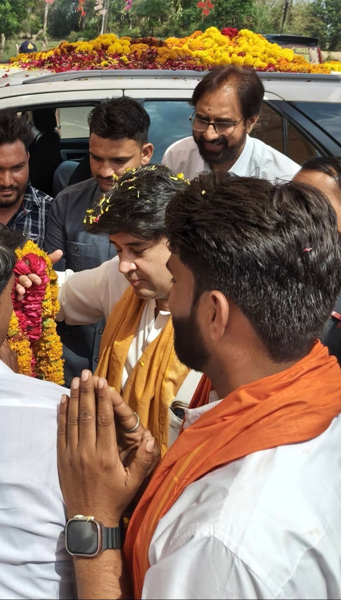 krishnpalydvbjp's tweet photo. आज अशोकनगर विधानसभा #राजपुर_मण्डल के ग्राम कचनार आगमन पर केन्द्रीय मंत्री श्रीमंत महाराज साहब @JM_Scindia जी का आत्मीय स्वागत किया 💐💐
@JajpalJajji https://t.co/CmNTQkz0YM