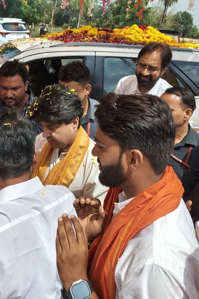 krishnpalydvbjp's tweet photo. आज अशोकनगर विधानसभा #राजपुर_मण्डल के ग्राम कचनार आगमन पर केन्द्रीय मंत्री श्रीमंत महाराज साहब @JM_Scindia जी का आत्मीय स्वागत किया 💐💐
@JajpalJajji https://t.co/CmNTQkz0YM