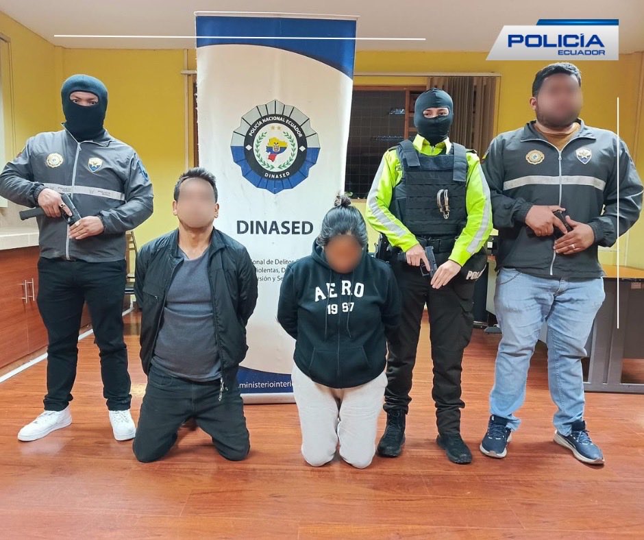 PoliciaEcZona6's tweet image. #Cuenca | Tras el hecho violento en la Av. de las Américas y el allanamiento en #Ricaurte, aprehendimos a 2 ciudadanos presuntamente vinculados a la huida de sicarios en el Parque Trigales.

▪️ Andrea Ll.
▪️ Rafael L.

Seguimos firmes con acciones operativas e investigativas.