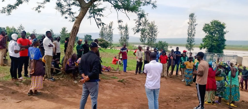 KicukiroYouth's tweet photo. Uyu munsi kuwa 4 Mata 2026, mu murenge wa Masaka, Akagari Ka Rusheshe, habaye umuganda wakozwe n'urubyiruko rw'abakorebushake, hakozwe isuku ahubatswe ibuye ry'urwibutso ryanditseho amazina yabazize jenoside yakorewe abatutsi mu 1994 bajugunywe mu mugezi wa Nyabarongo(akagera). https://t.co/2EKdsvtzfM