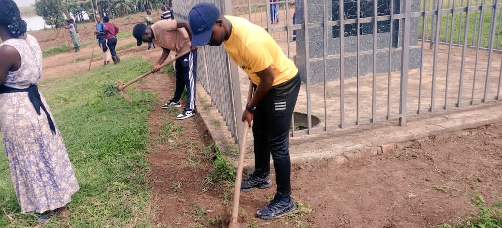 KicukiroYouth's tweet photo. Uyu munsi kuwa 4 Mata 2026, mu murenge wa Masaka, Akagari Ka Rusheshe, habaye umuganda wakozwe n'urubyiruko rw'abakorebushake, hakozwe isuku ahubatswe ibuye ry'urwibutso ryanditseho amazina yabazize jenoside yakorewe abatutsi mu 1994 bajugunywe mu mugezi wa Nyabarongo(akagera). https://t.co/2EKdsvtzfM