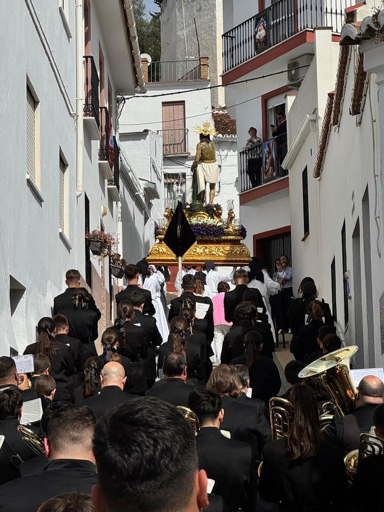 amlaslagunas's tweet photo. @HdadJesusVivo #ViernesSanto2026 ✝️📷| Más imagenes de la primera parte del Viernes Santo para nuestra agrupación, acompañando a la @HdadMonda en su procesión matutina.

#AMLasLagunas #SSanta26 https://t.co/T9l8dTNw9I