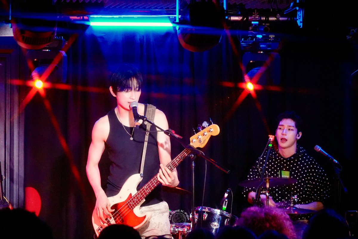 DavideKpop's tweet photo. 🎸 2Z TOOK OVER LONDON!🇬🇧
The K-rock icons brought pure energy to The Courtyard Theatre in London! ⚡️
📸 Check out my full review from the show!
🔗 https://t.co/SwncIR8S2s
#2Z #TuZi #Kband #Krock #2ZinLondon #FromA
@hikoreanlondon @official2z https://t.co/bHhSPvOf1A