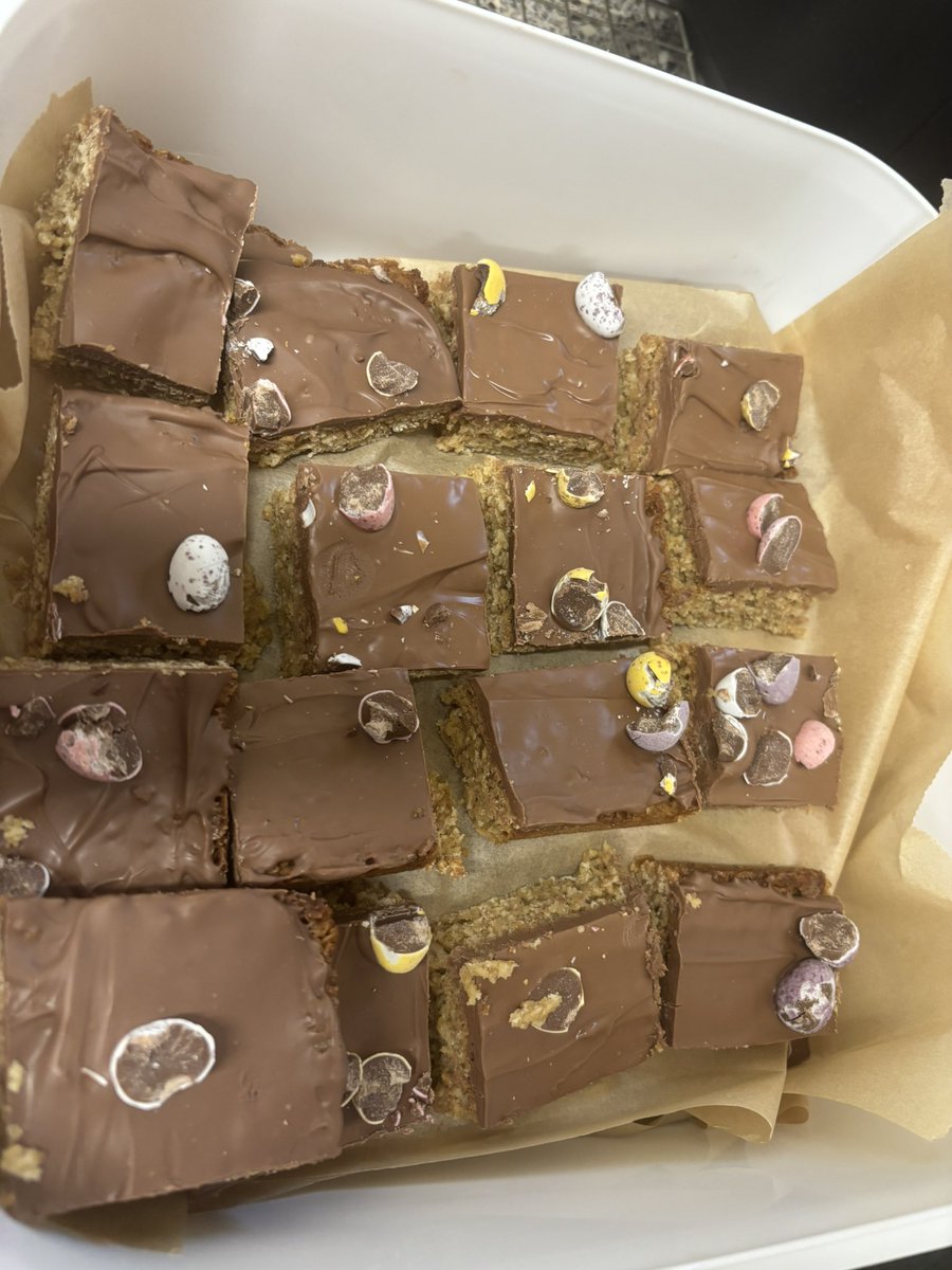 AlaineCole's tweet photo. Easter baking , chocolate mini egg covered flapjacks and the viral chocolate cake topped with genache and chocolate mini egg cornflakes . https://t.co/acaybXUvkP