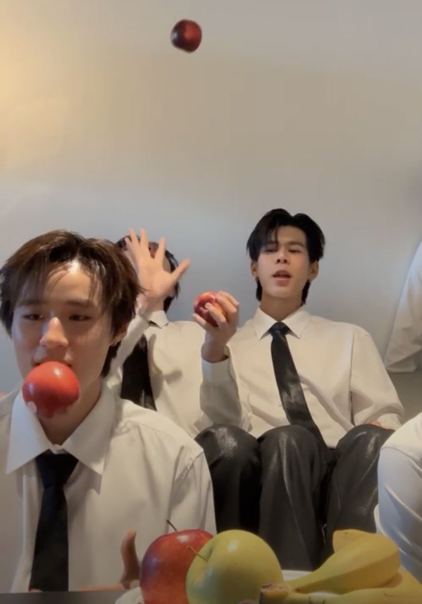 c '• ﻌ •` tweet media