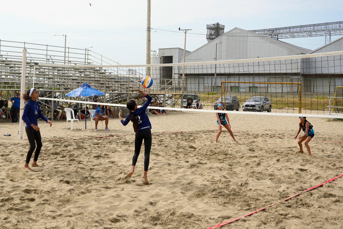 manta_alcaldia's tweet photo. El Torneo Nacional de Volleyball Playa activó El Murciélago

Más de 100 deportistas de Manta, Guayas y Portoviejo protagonizan el Campeonato Nacional de Vóley Playa, que se vive con intensidad este sábado 4 de abril en El Murciélago. https://t.co/F8G4m5K7he