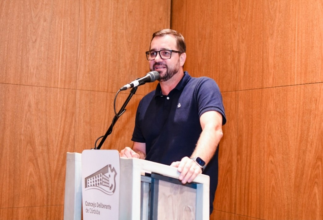ivanambroggio's tweet photo. 👉Presenté mi nuevo libro✍️ MALVINAS en el @ConcejoCba. Gracias por compartir que Malvinas es un tema que nos compete a todos. Un especial agradecimiento al concejal 🙌@piloninicolas, al viceintendente @javierpretto y a los Veteranos de Malvinas que nos honraron con su presencia. https://t.co/FUuSLpveS1