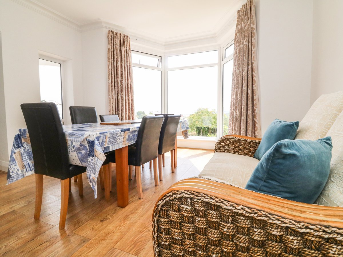 scateringcouk's tweet image. Main House ,four bedrooms: 1 x king-size four poster double with en-suite shower room , basin and WC, 1 x double, 1 x double -4ft bed ,1 x twin.

🐾 Dog friendly
📍 Minehead, Somerset

selfcatering.co.uk/england/somers…

#Minehead #Somerset #DogFriendly #HolidayCottage #SelfCatering