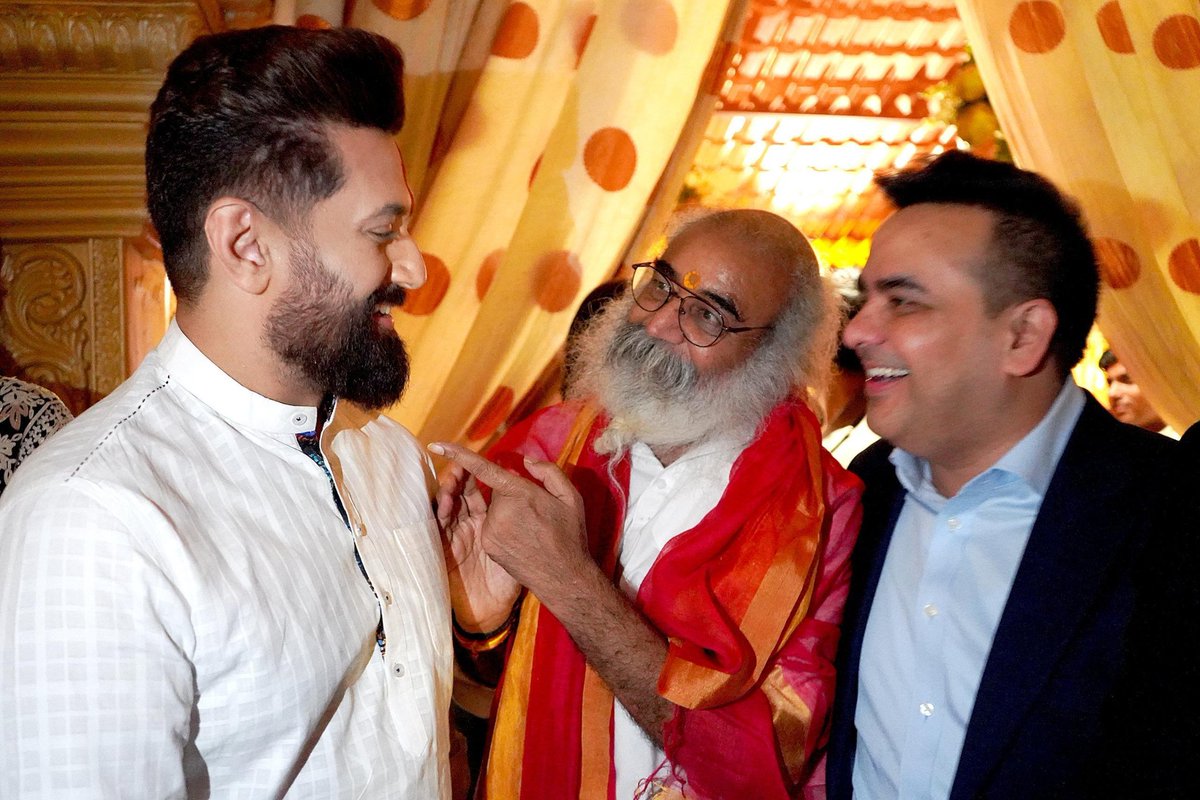 आज नई दिल्ली में इंडिया टीवी के चेयरमैन श्री रजत शर्मा जी की सुपुत्री सुश्री दिशा जी के विवाह उपरांत आयोजित वर-वधू स्वागत समारोह में शामिल होकर नवदंपति को हार्दिक बधाई एवं शुभकामनाएं दीं।

<a href="/RajatSharmaLive/">Rajat Sharma</a>