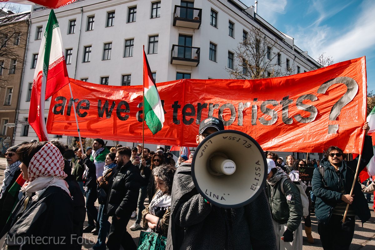Montecruzfoto's tweet photo. 04.04.26 Berlin. Palestine block at the Easter March in Mauerpark. 

#b0404 #EasterMarch #berlinprotests #ostermarsch https://t.co/rODSG3JmmX