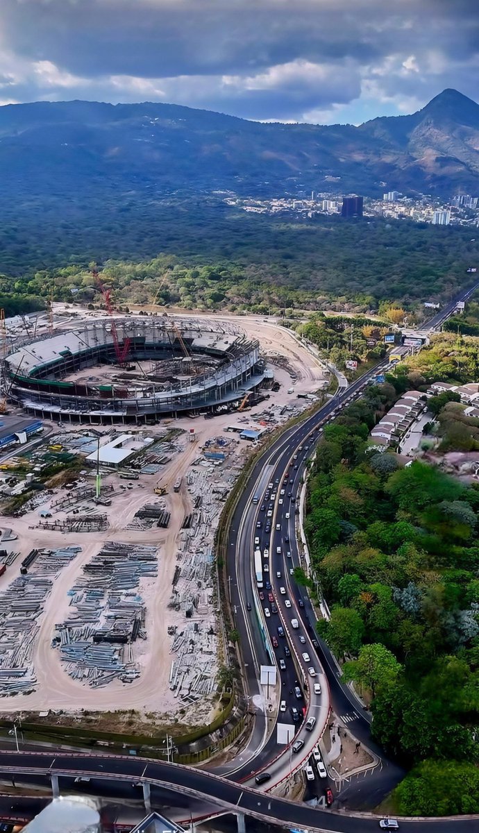 A este ritmo los cheros 🇸🇻 van a terminar ese mega estadio antes que le pongan la grama al Mateo Flores 😅 

Disfruten la primera 🌱