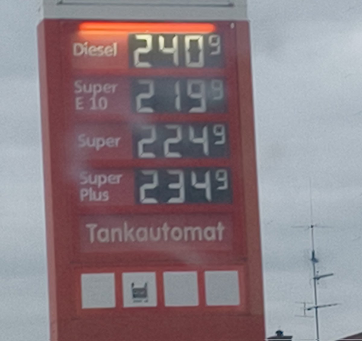 Minimilian tweet media