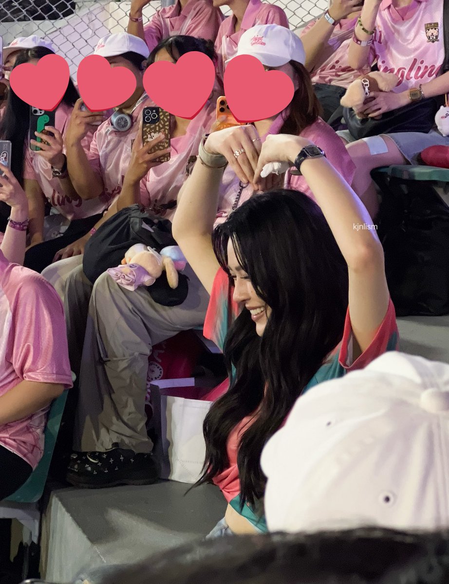 p 🐭🖤🦜 tweet media