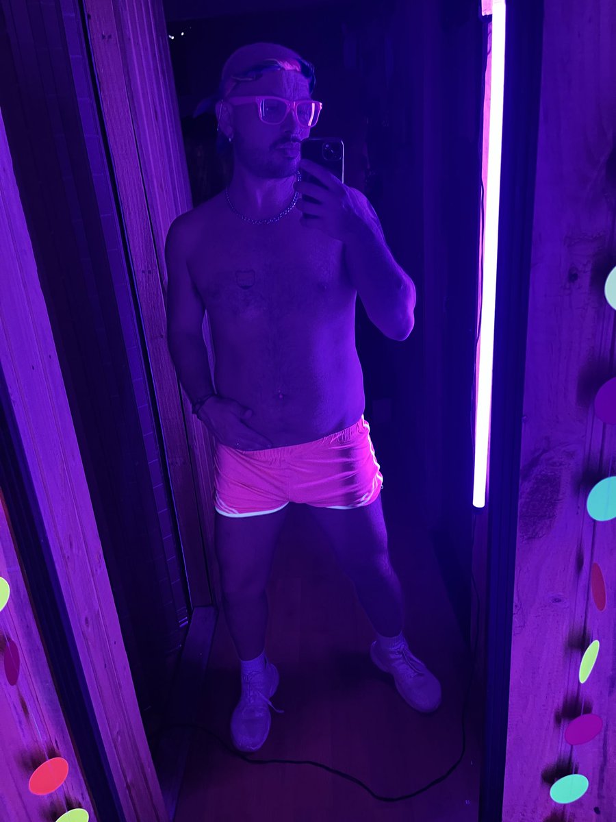 Valentinhottt's tweet photo. Sábado de carrete al sol ☀️ jajaj https://t.co/NWrwAsUlQC