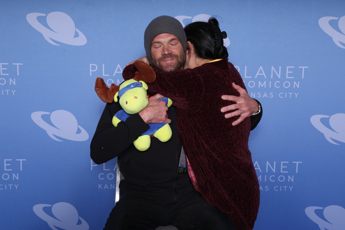 HanmeiCui's tweet photo. These two photos are so special to me. I would treasure them forever. Thank you Jared Padalecki. #planetcomicon #jaredpadalecki https://t.co/0bNPDQEOuy