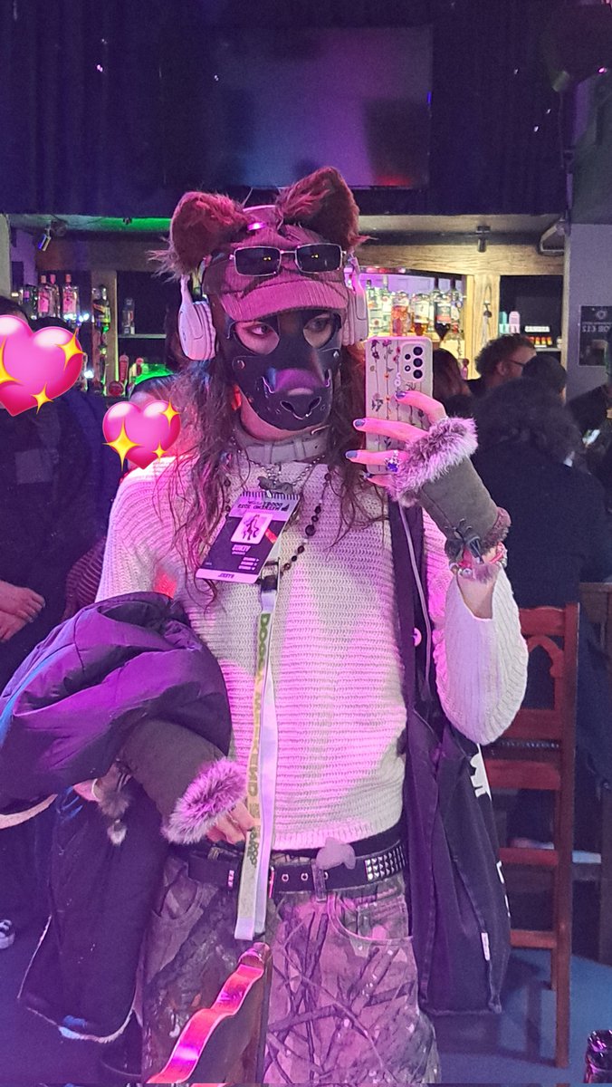 vewolfxe's tweet photo. pup at the bar (buy her a drink or else) https://t.co/nN5eTunnPb