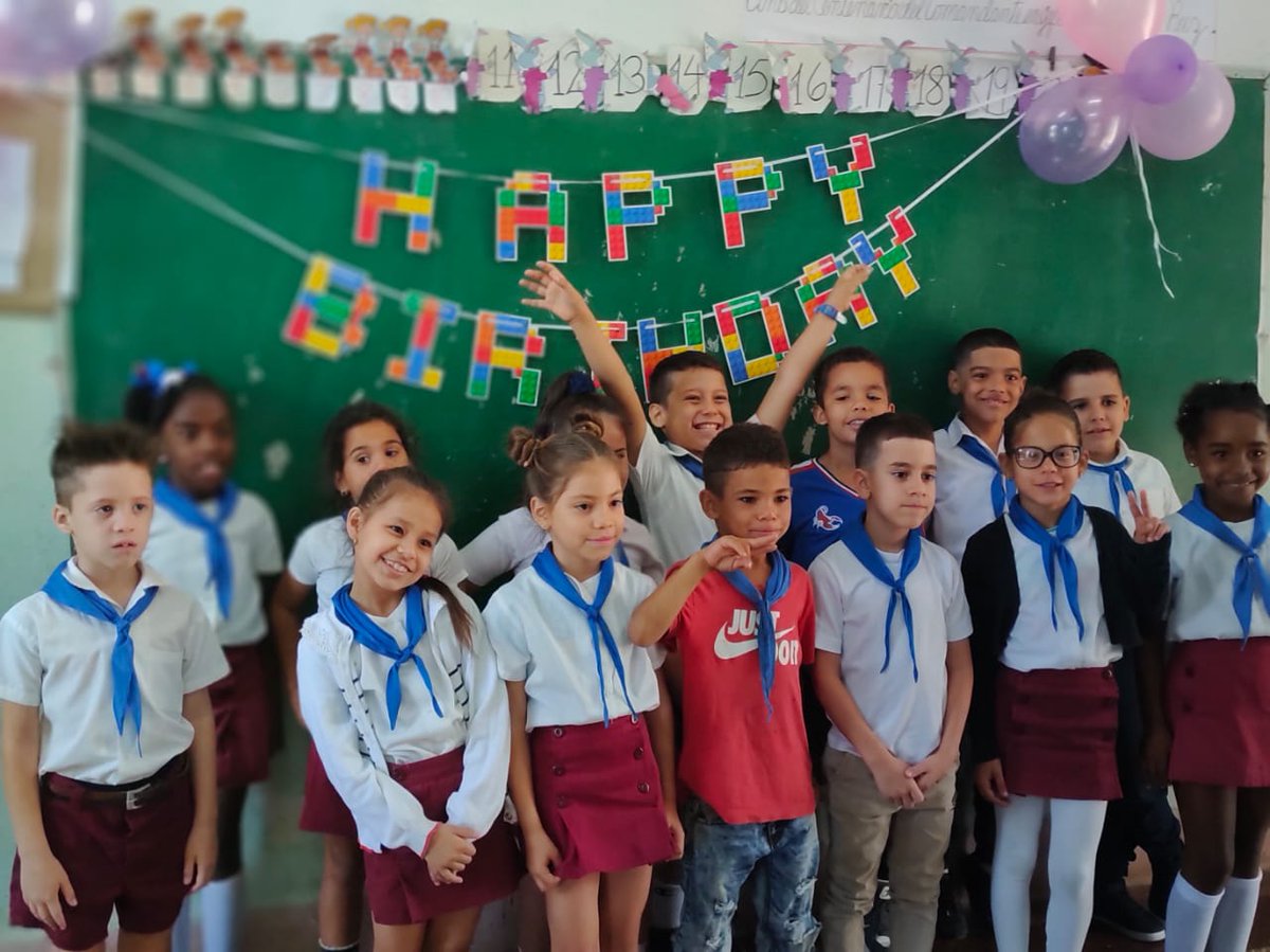 Así de felices celebran los niños y jóvenes este 4 de abril en Cuba!!!