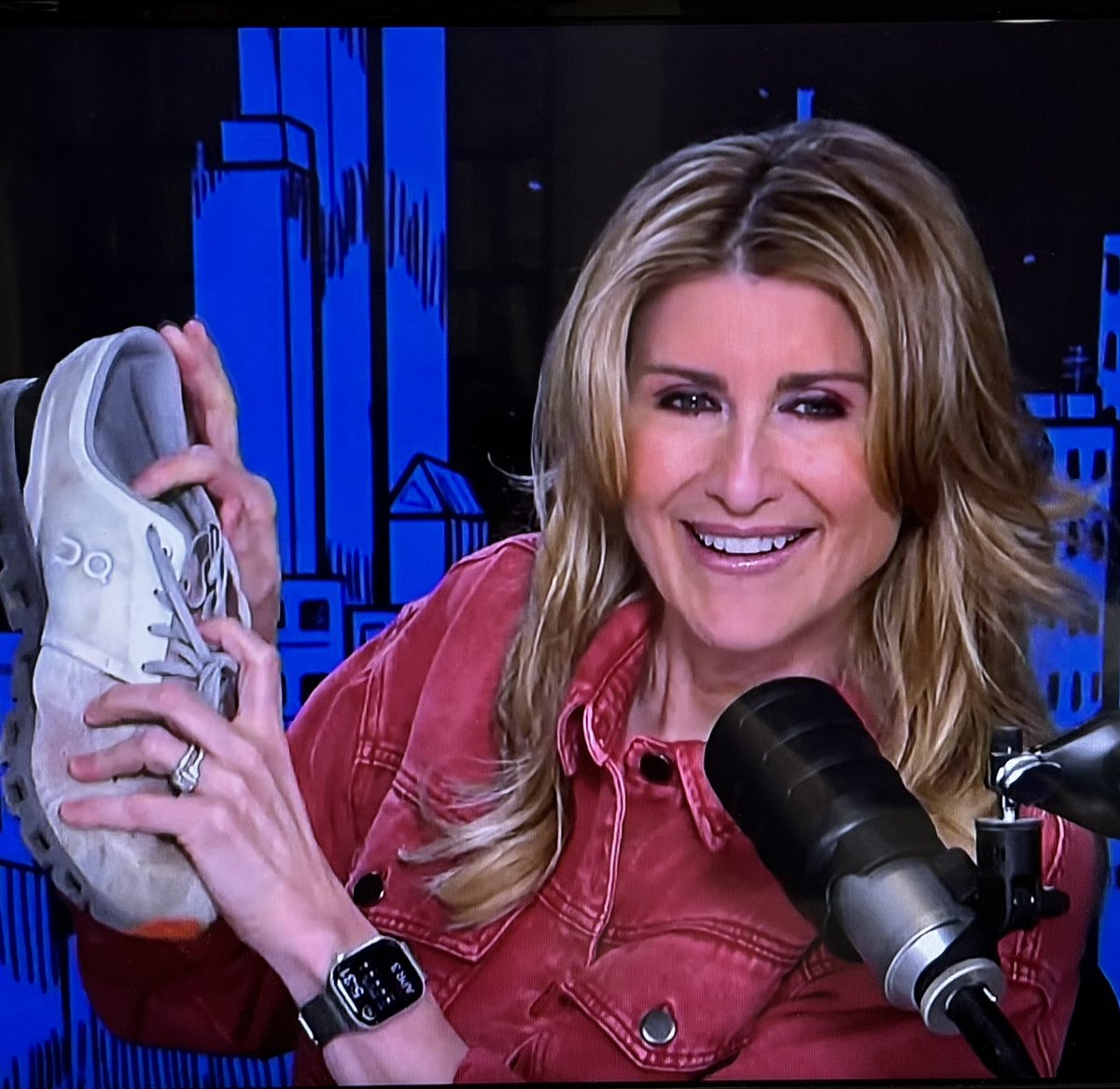 <a href="/TVAshleigh/">.</a> “This is not a blood stain on the shoe.” <a href="/TVAshleigh/">.</a> making sure she’s not throwing shade on her husband 🤣

Side note Ashleigh: I LOVE the jacket you’re wearing. That’s a really great color on you. 😊