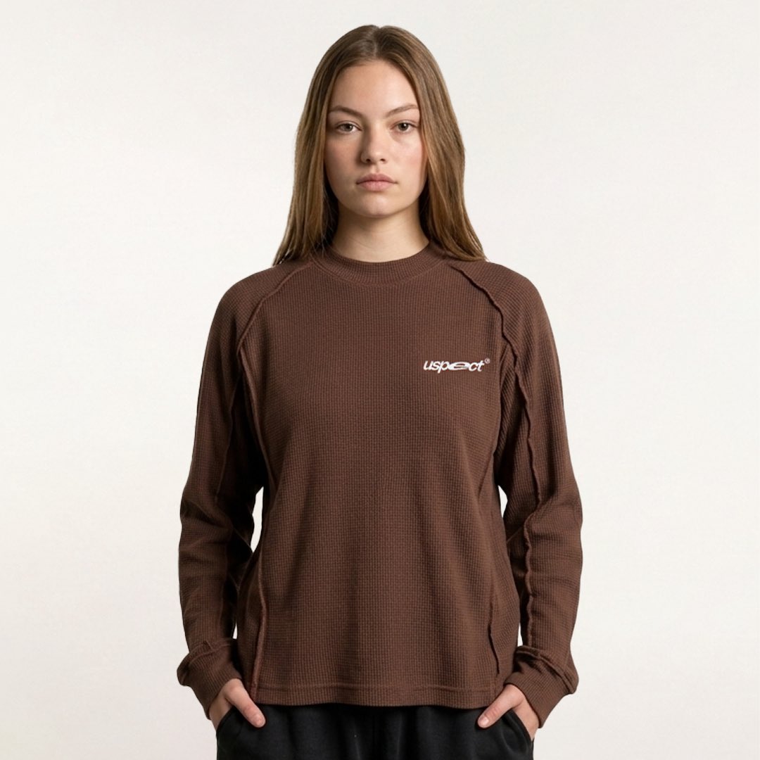 bianarizqy_'s tweet photo. Hallo warga X, izin sedikit cerita 👋🏻
Awal tahun ini saya memutuskan untuk mulai sesuatu yang sebenarnya sudah lama kepikiran: bikin brand fashion sendiri. Prosesnya gak selalu mulus, dari cari vendor yang cocok, riset bahan, sampai foto katalog yang akhirnya saya kerjakan https://t.co/j773DUIVxa