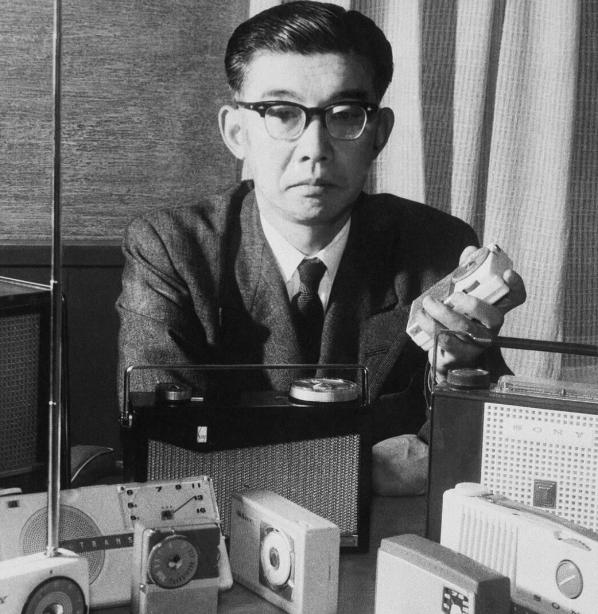 ivanfamil's tweet photo. Cuando terminó la Segunda Guerra Mundial, Tokio era un montón de escombros.  En medio de las ruinas, el ingeniero Masaru Ibuka montó un laboratorio en un edificio bombardeado con la idea de inventar cosas útiles para reconstruir la vida diaria: @Sony. Tira del hilo 🧵👇🏽👇🏽👇🏽 https://t.co/VO2jLvU18u