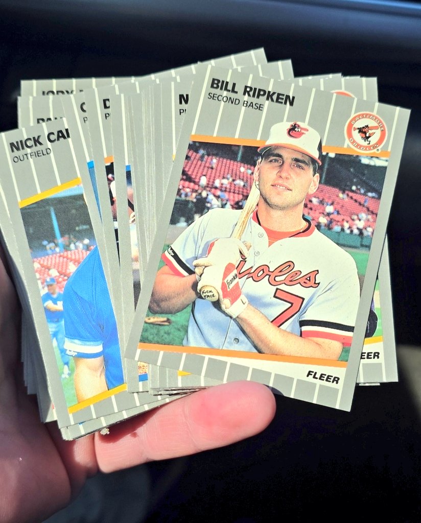 Neat_Rips's tweet photo. Garage sale pack for $2. Not too shabby! Have always loved this card! #baseball #fleer #errorcard https://t.co/CvywJ5MRoa