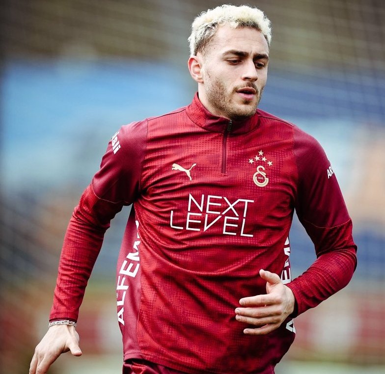 Tek başına savaşıyor. Destek olan 2-3 oyuncu olsa, maçı çeviririz.