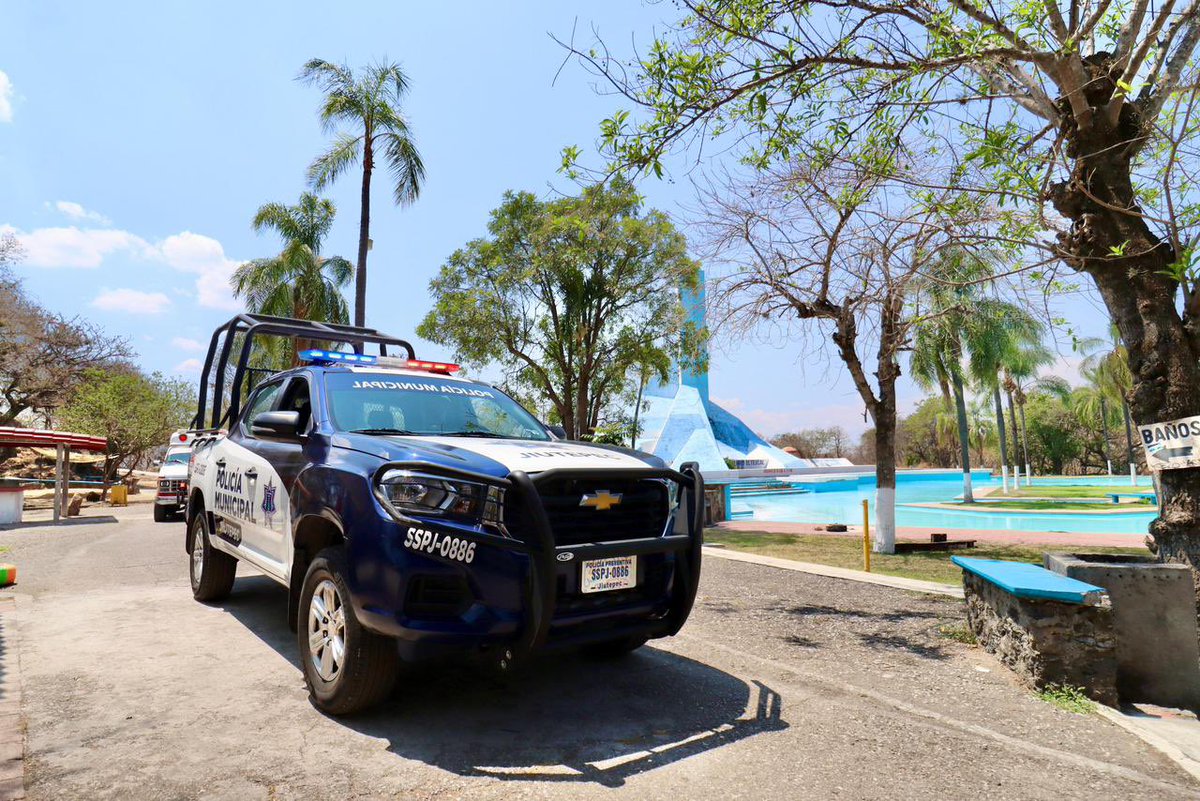 Display Noticias tweet media