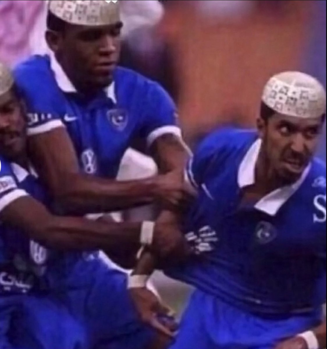 1 .. نـادر tweet media