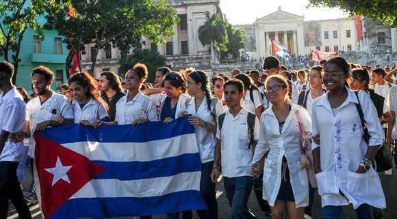 “Donde late mi futuro”: lema que identifica a la juventud cubana. La UJC, fundada hace 64 años, y los pioneros, con 65, son pilares de la continuidad revolucionaria y del ideario martiano. 
 #UJC #SiempreJoven #CubaEsRevolución