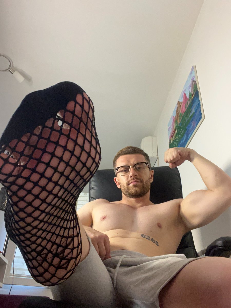 Findomguyxxx's tweet photo. Look at Me like I’m everything you want
#findom #feet #master #cashmaster #cashdom https://t.co/rHtLbNTt0n