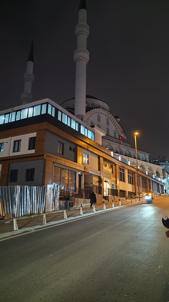muharremcam's tweet photo. Camilerin gösterişli olması, cemaatin kullanım rahatlığının önüne geçmeye başladı. Aslolan cemaat değil  'Yapı' sanki. Ne görkemli camii densin, cemaat gelmese de olur gibi bir yaklaşım var. 
Kağıthane'de  bulunan "Yahya Kemal Camii" yeni yapılan bir camii. Nerdeyse 2 kat merdiven çıktıktan sonra namaz kılma alanına ulaşabiliyorsunuz. Asansör bulamadım, yürüyen merdiven yok.
Yaşlısı var , hastası var, engellisi var. Sağlıklı insan bile  namazı nefes nefese kılıyor.
Benzer durum Anadolu'da da çok yaygın olmaya başladı. Hayırsever vatandaşların bu ucubelikte etkisi çok büyük. Diyanetin bölge ve konuma göre bir standardı olmalı. Camii mimarisi  hayırseverlere veya bölge insanın 'estetiğine' bırakılmamalı.