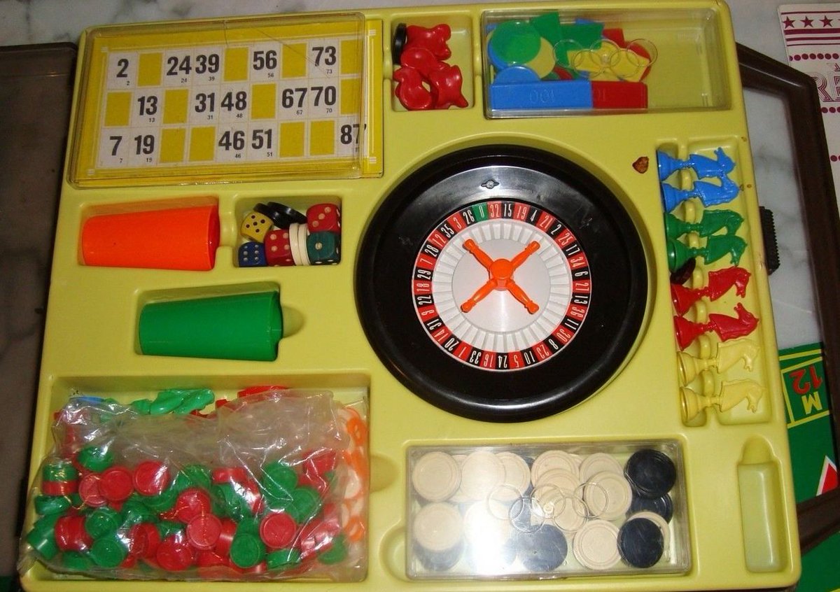GSouvenirs's tweet photo. On a tous eu cette mallette de jeux ! https://t.co/vLUOutWJvZ