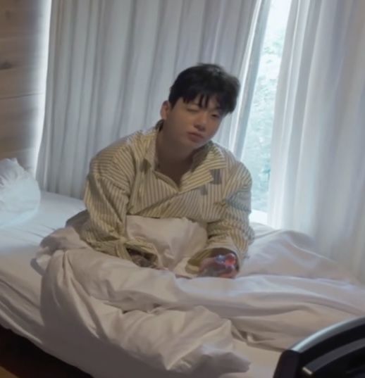 nnewromqntics's tweet photo. me acabo de acordar que anoche soñé que los bts no podian presentarse en la plata en octubre y como por obvias razones no se podia hacer en river los pasaban para noviembre EN LA BOMBONERA me levanté a las 4 de la mañana re en una asi https://t.co/kugV6z2q9G