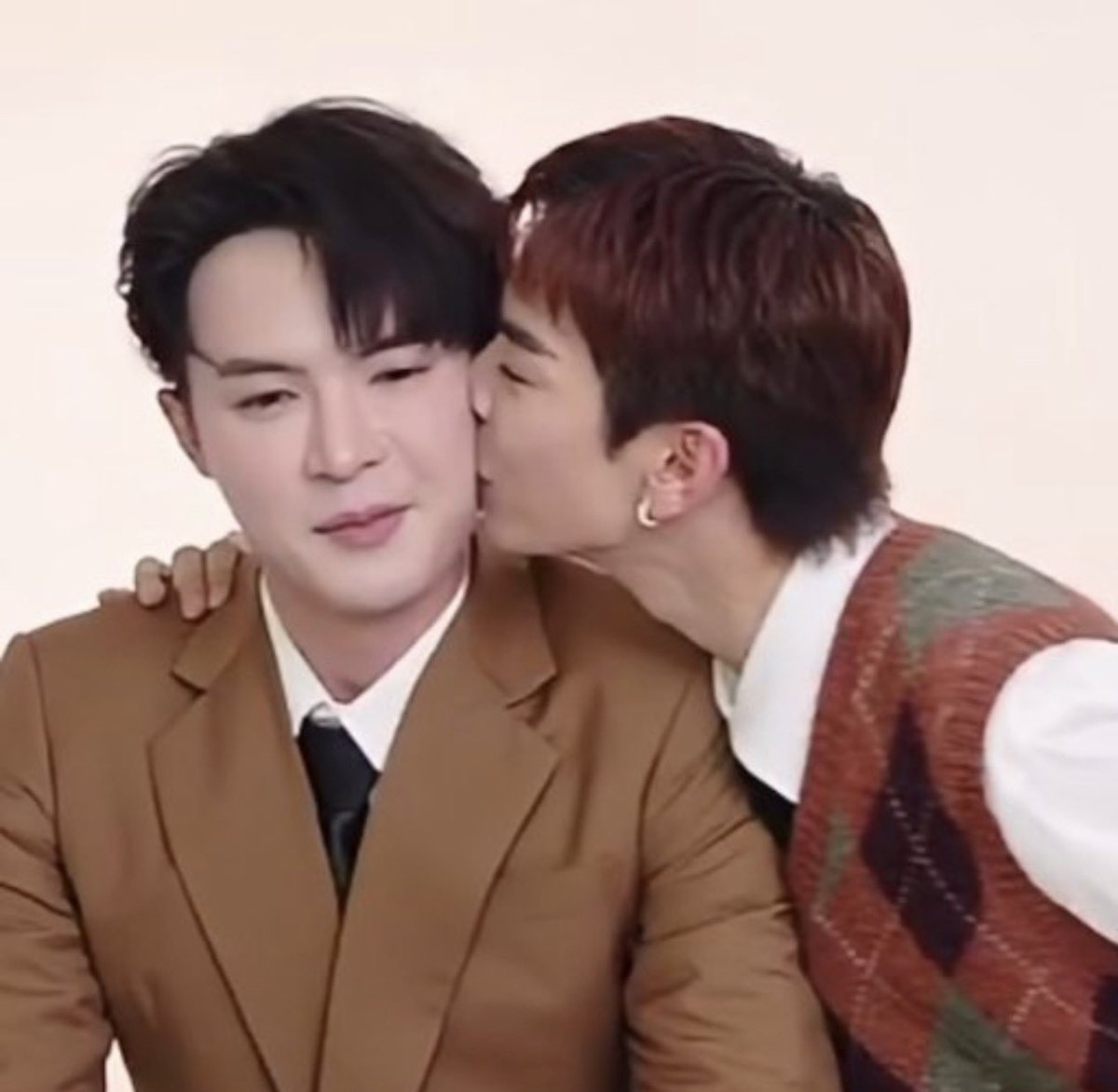 Btsssss_ tweet media