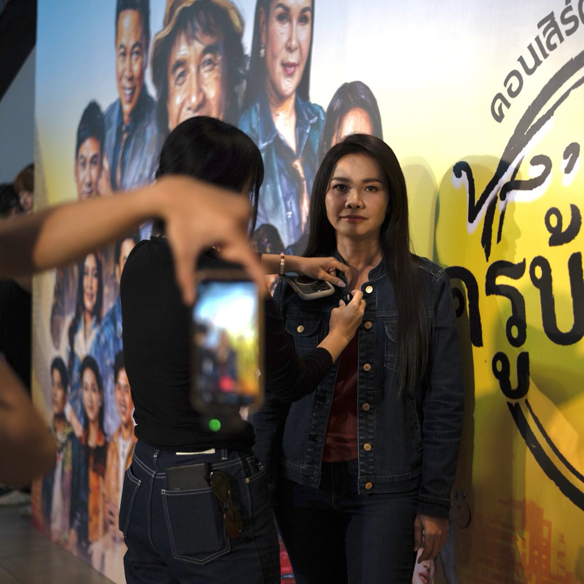 วันก่อนมีคุณลุงมาขอถ่ายรูปลูก จังหวะที่กำลังจะถ่ายมือคุณลุงกำลังจะโอบเอวลูก ความมัมหมีขี้หวงเป็นทุนเดิมพุ่งตัวไปปัดกูหน้าออกชัดมาก ขอโทษสังคมเค้าก็น่าจะตกใจพอควร เราก็บอกเค้าดีๆว่า ถ่ายได้แต่ห้ามจับนะคะ🙏🏻 พี่ๆที่อยู่ในเหตุการณ์คือยกนิ้วให้เลอไวมาก555 คือผมหวงอันนี้คือความจริง