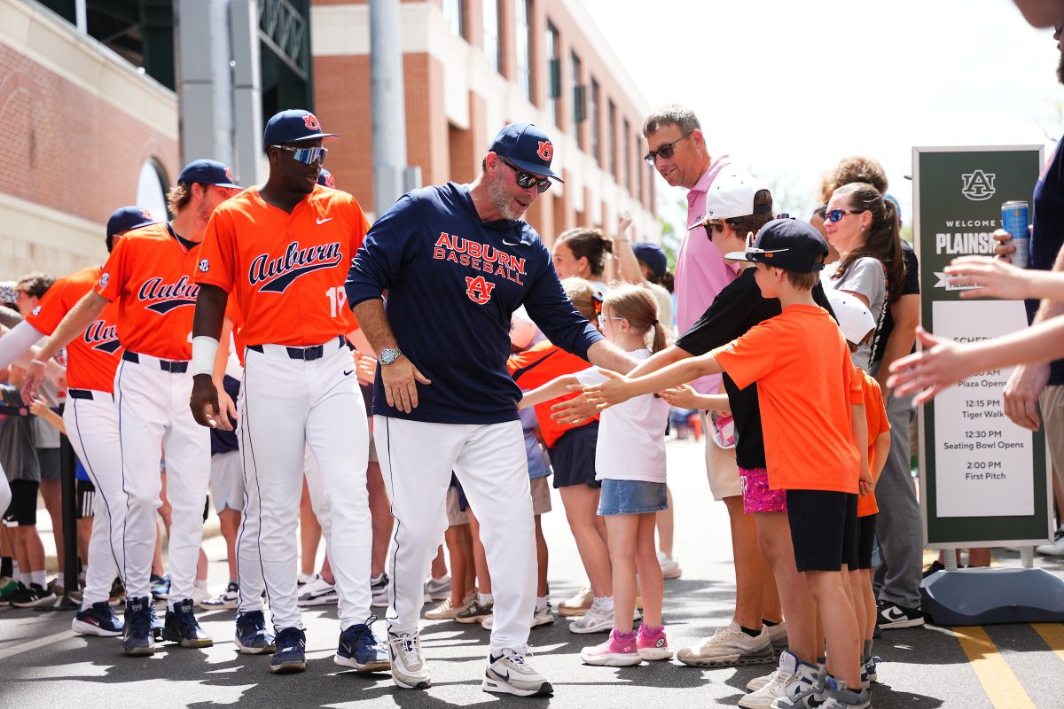 AuburnBaseball's tweet photo. Tiger Walk. ✅

Let's do this, Auburn Family! 

#WarEagle https://t.co/tebxEXuFxX