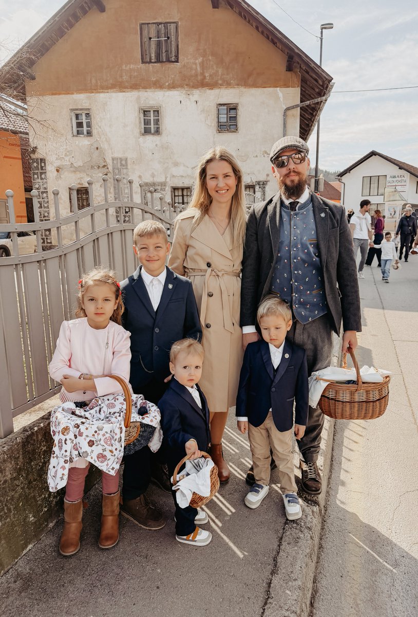 StrankaStraza's tweet image. V samo srce in dušo našega slovenskega naroda je vtkana katoliška vera in z njo povezani prazniki in običaji. 🇸🇮✝️

Ko izgubimo to, izgubimo naš slovenski narod. 😔

Na fotografiji naš predsednik z družino pri letošnjem blagoslovu jedi na Veliko soboto. ❤️‍🔥

#fyp #Slovenia #future