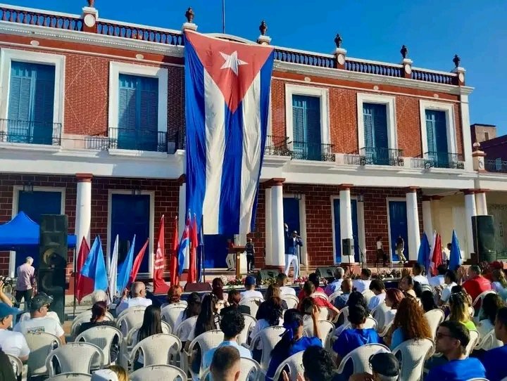 🇨🇺✨ Felicidades a nuestra @UJC_Cuba y @OPJM_Cuba en su aniversario.
Creemos infinitamente en nuestra extraordinaria juventud y en loslos0 pioneros.
En sus manos está y estará el futuro luminoso de la Patria Socialista.
Un abrazo enorme. ¡Venceremos! ✊🏾
#HonorHolguinero